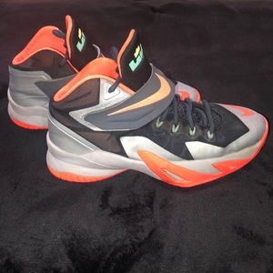 Zoom LeBron Soldier 8 GS sz 6Y